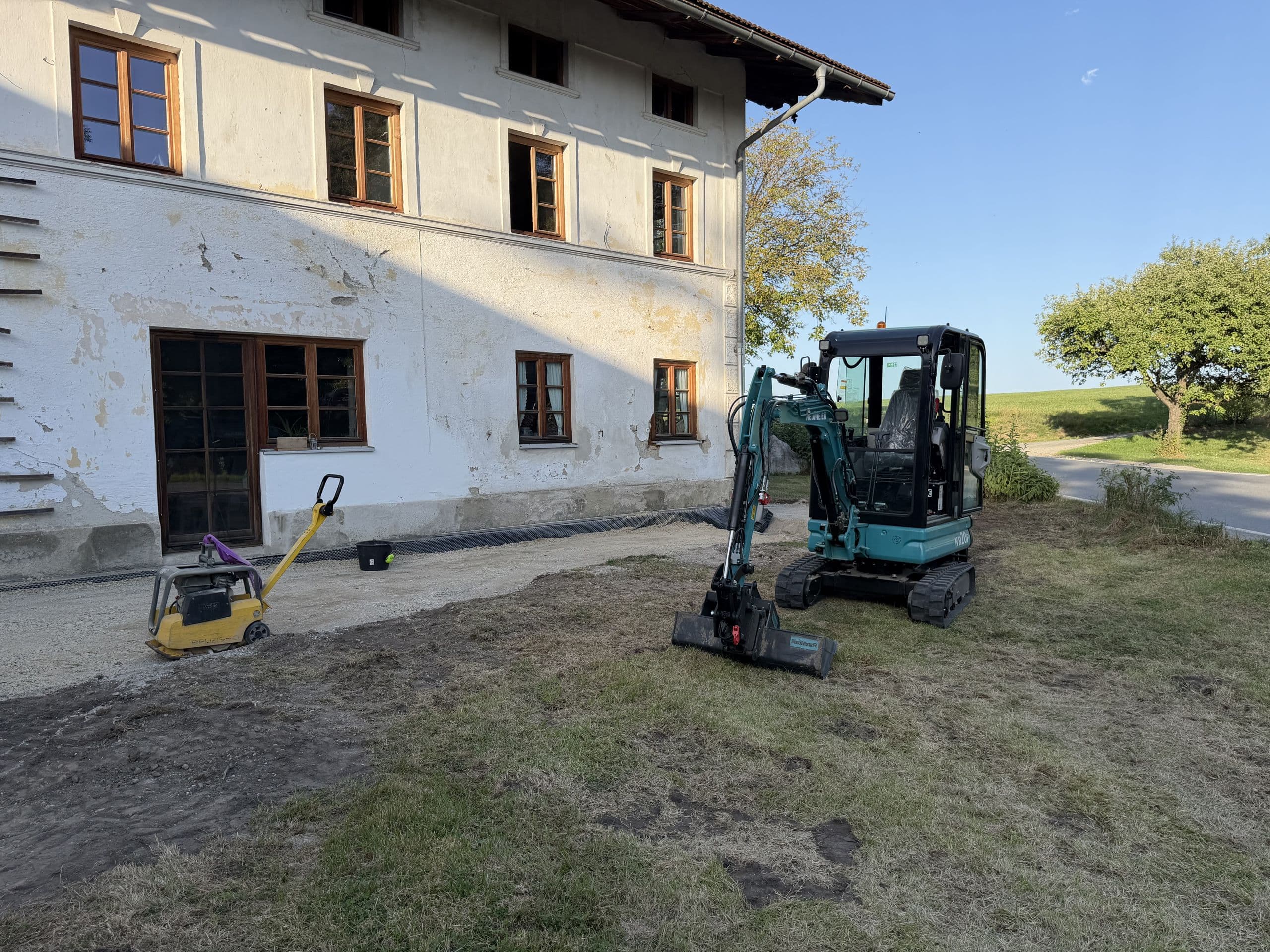 Minibagger und Rüttelplatte beim Wegebau am Haus: Baggerarbeiten von ZWEIGEWERK Reiter